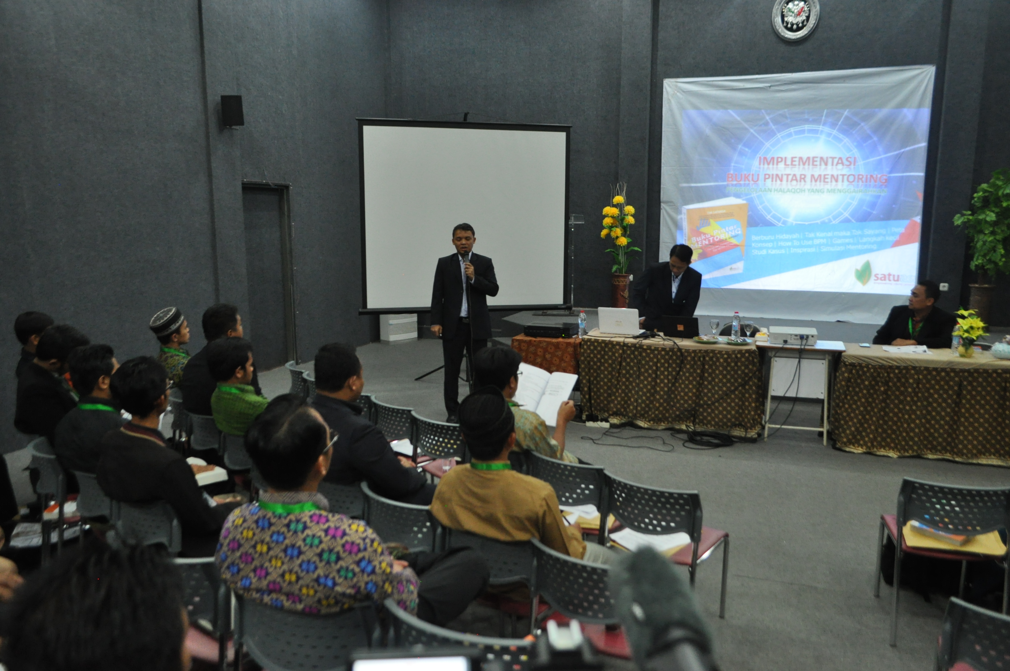 pelatihan para guru NFBS lembang dalam kegiatan implementasi buku pintar mentoring oleh tim yayasan tunas bangsa indonesia